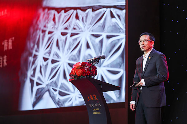 经典五粮液亮相成都 加快塑造新时代新经典_fororder_五粮液集团股份公司副总经理赵东讲解经典五粮液的产品与工艺特色-供图-五粮液集团5