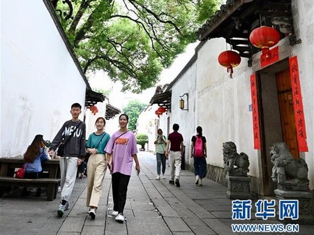 Wisatawan Tiongkok Nikmati Liburan Panjang Hari Raya Nasional
