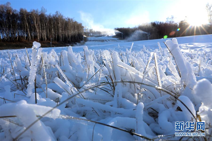 河北崇礼：人工造雪 为滑雪季做准备