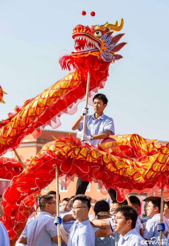 高校の部活動で伝統の龍舞を＝江蘇省海安市_fororder_写真1008-04-2