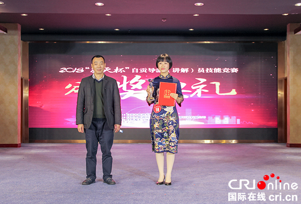 图片默认标题_fororder_为一等奖获得者颁奖（摄影-杨梦婧）