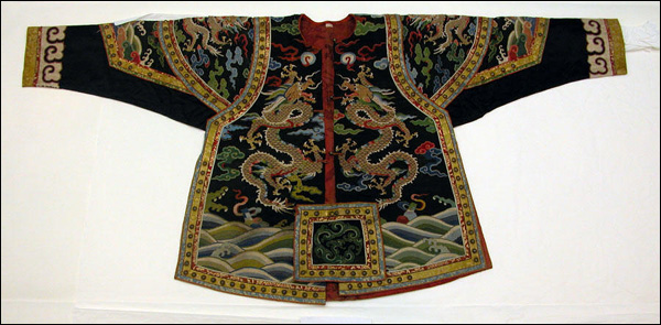  ชุดงิ้วปักกิ่งในวังสมัยราชวงศ์ชิงช่วงศตวรรษที่ 18-19