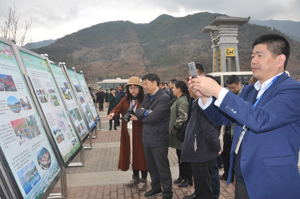 图片默认标题_fororder_调研蜀相亭。摄影--张清锐