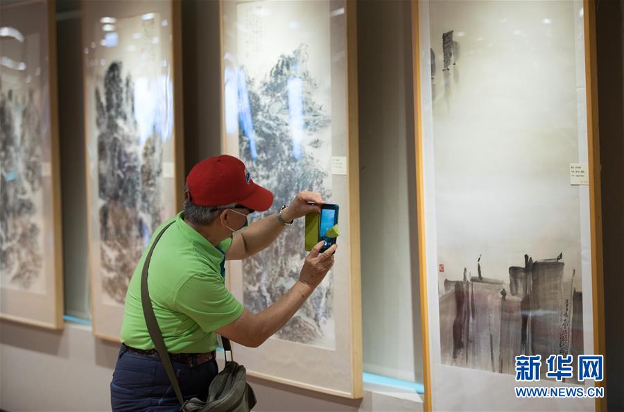 两岸艺术家共绘长江三峡作品展在台北展出