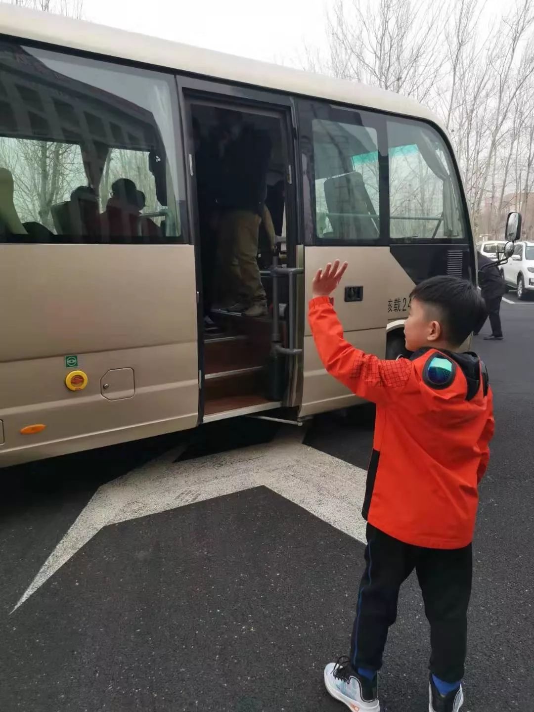 「新华网」湖北别怕！他们，来了！