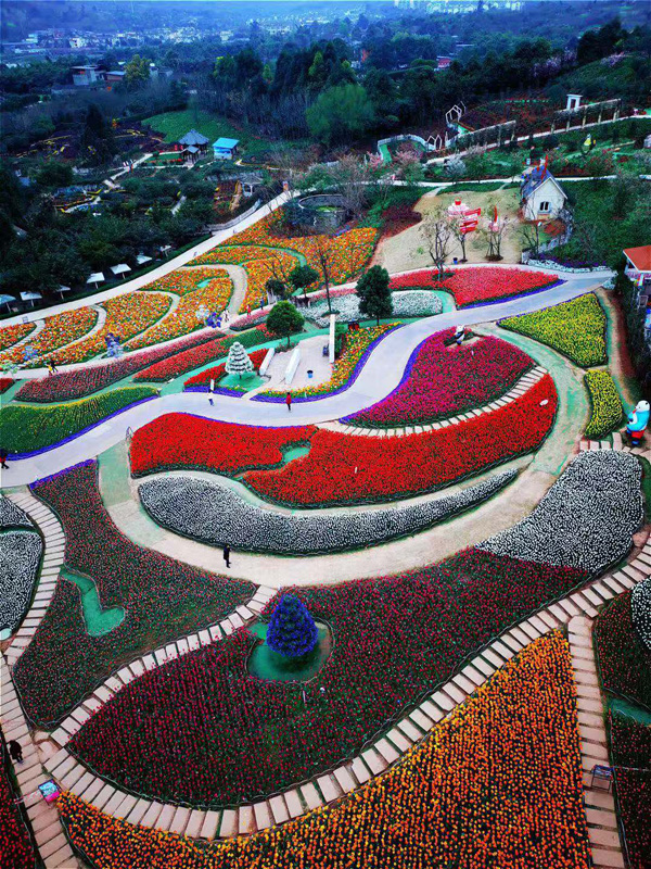 图片默认标题_fororder_从玻璃桥下俯瞰成都新都区漫花庄园内的景色（成都新都区委宣传部--供图）