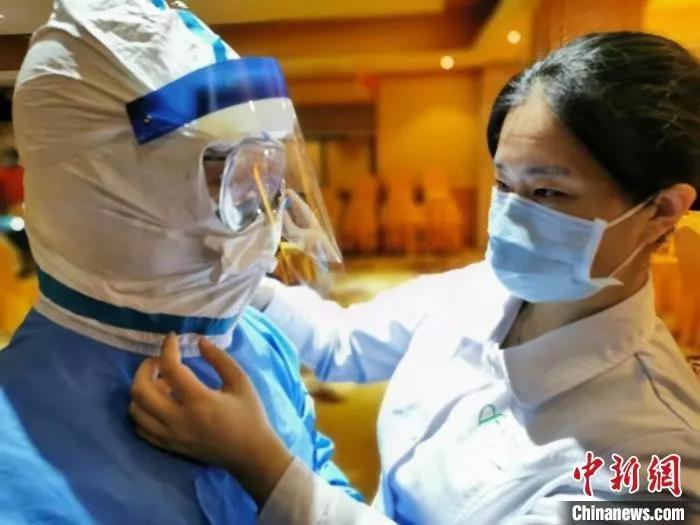 [中新网]十问新型肺炎疫情：为何日增千例？疫苗还有多久？如何防