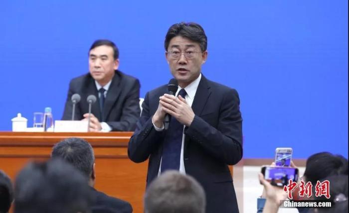 [中新网]十问新型肺炎疫情：为何日增千例？疫苗还有多久？如何防