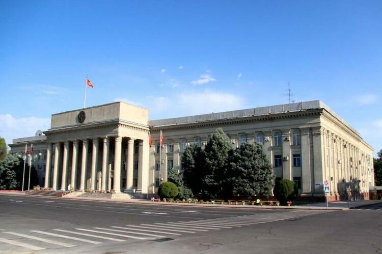 吉尔吉斯斯坦总统批准总理和政府辞职