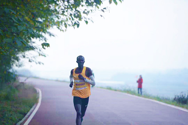 万人约跑成都温江半程马拉松 非洲选手夺双冠