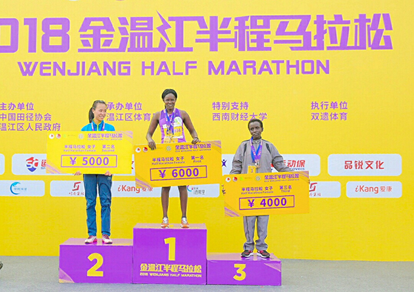 图片默认标题_fororder_女子冠亚季军上台领奖（组委会-供图）