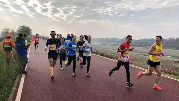 图片默认标题_fororder_选手奔跑在温江北林绿道上（组委会-供图）1