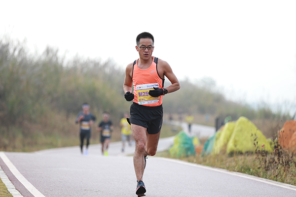 图片默认标题_fororder_选手奔跑在温江北林绿道上（组委会-供图）3