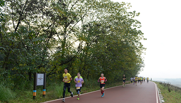图片默认标题_fororder_选手奔跑在温江北林绿道上（组委会-供图）2