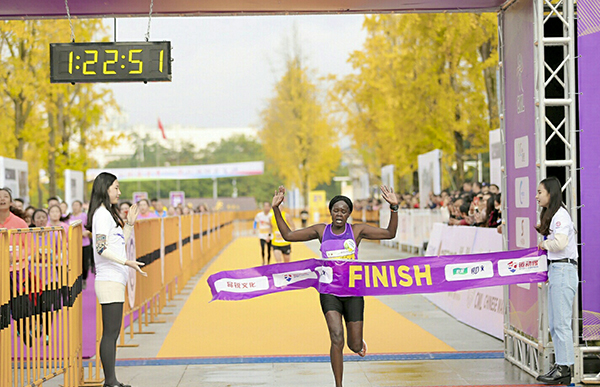 图片默认标题_fororder_选手冲向终点（组委会-供图）