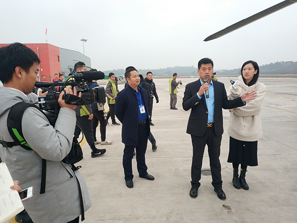 图片默认标题_fororder_全国主流媒体走进自贡航空产业园现场-(2)