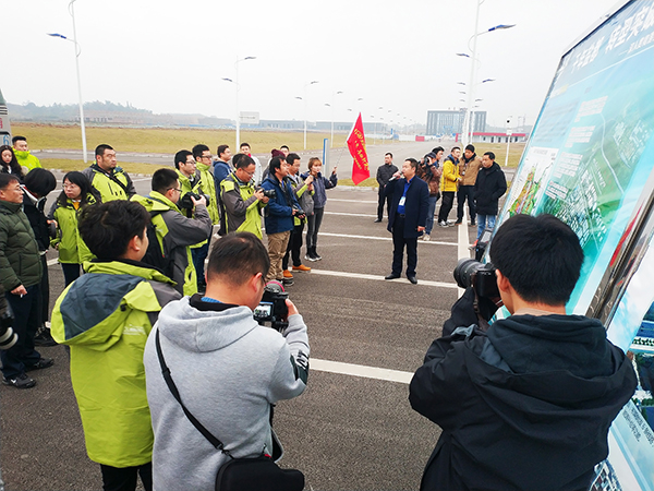 图片默认标题_fororder_全国主流媒体走进自贡航空产业园现场-(1)