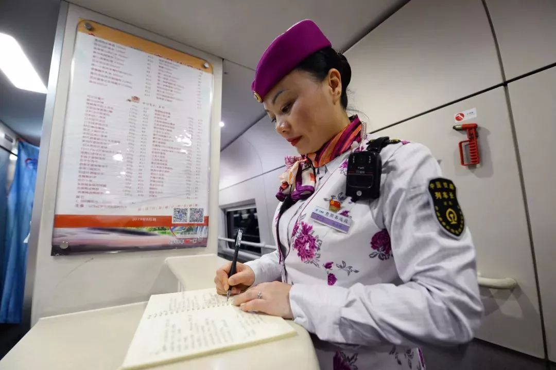 「人民铁道报」“等疫情结束我们再结婚！”| 战“疫”中的铁路人