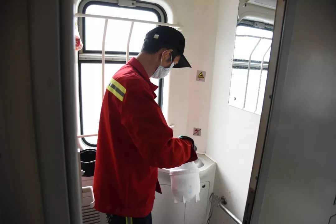 「人民铁道报」“等疫情结束我们再结婚！”| 战“疫”中的铁路人