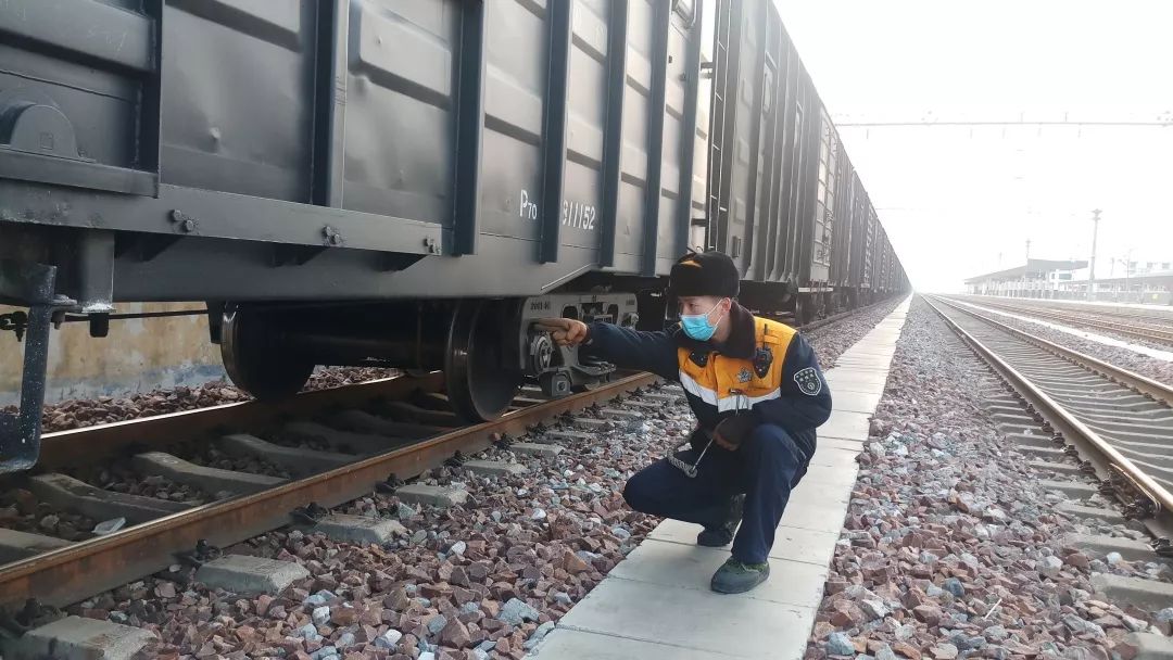 「人民铁道报」“等疫情结束我们再结婚！”| 战“疫”中的铁路人