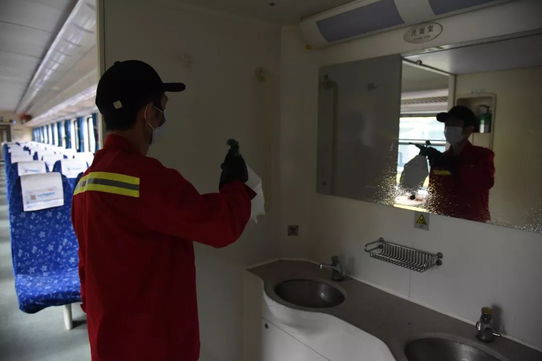 「人民铁道报」“等疫情结束我们再结婚！”| 战“疫”中的铁路人