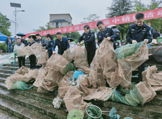 【B】重庆垫江警方联合多部门集中销毁一批非法捕捞渔具