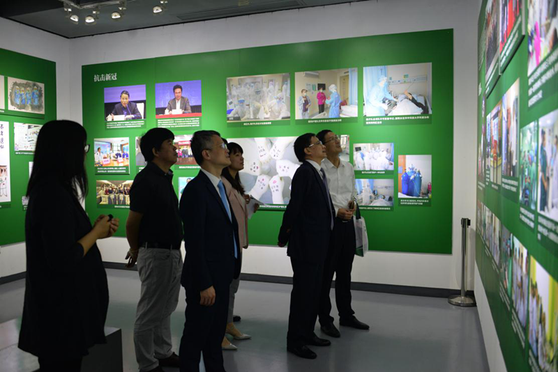 中国第一家西医院185岁了!一展穿越古今_fororder_开展仪式后,与会领导及嘉宾参观展厅