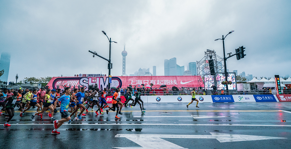 奔跑的上海停不下来 上海国际马拉松赛点燃城市热情
