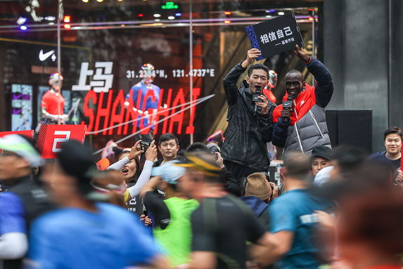 奔跑的上海停不下来 上海国际马拉松赛点燃城市热情