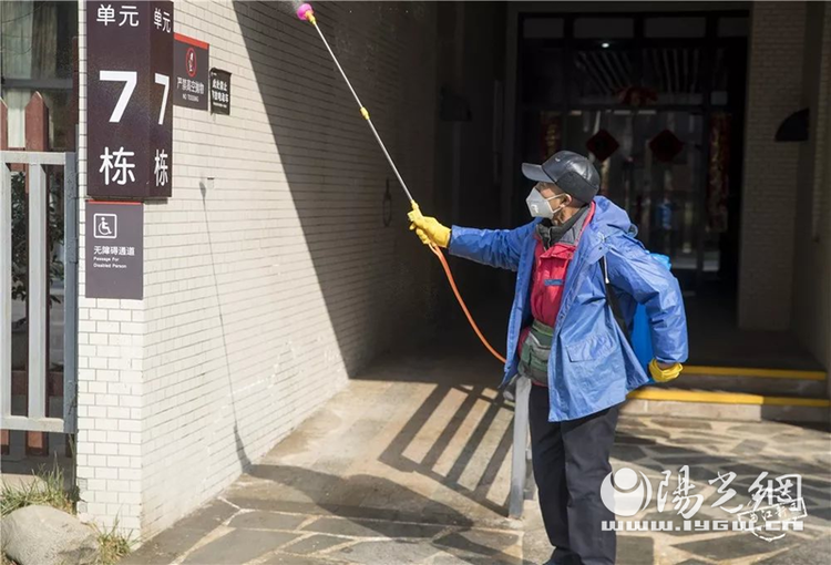疫情面前 点滴爱心在曲江新区汇聚 热心市民为社区工作人员送来口罩、肉夹馍、测温仪