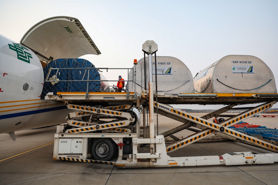 中国日报网：探访武汉天河国际机场：客机停满廊桥 全面保障防疫