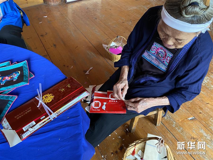 侗绣技艺传承人杨甜：绣出脱贫康庄道