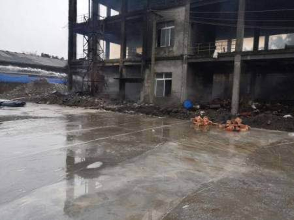 乐山五通桥一废旧厂房发生火灾 无人员伤亡