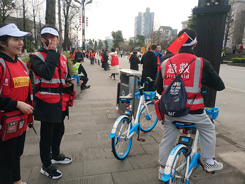 图片默认标题_fororder_志愿者骑乘哈啰共享单车-摄影-冷雪