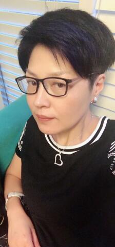 哈文晒自拍假装斯文 网友调侃:和李咏越来越像