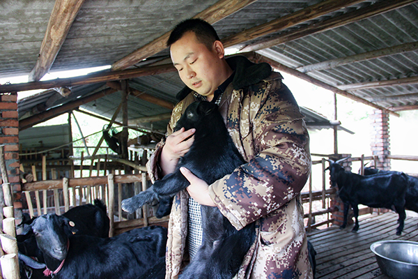 图片默认标题_fororder_杨剑和他家养的黑山羊（摄影-杨梦婧）