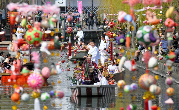 日本水乡柳川举行女儿节水上巡游活动
