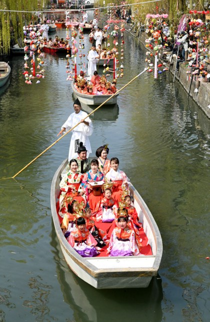日本水乡柳川举行女儿节水上巡游活动