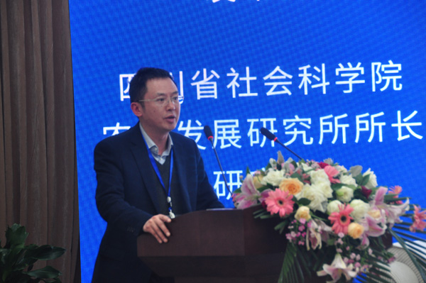 图片默认标题_fororder_四川省社会科学院农村发展研究所所长、研究员张克俊发布《乡村振兴的汉源行动》。摄影-张清锐