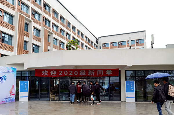 中国五冶:用时6个半月 成都工业学院(宜宾校区)迎来首批学子