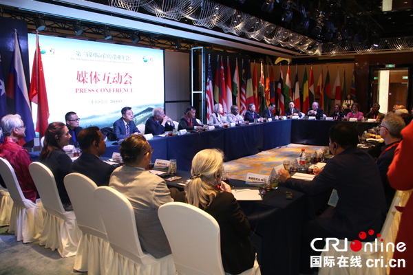 图片默认标题_fororder_第三届国际(宜宾)茶业年会媒体互动会现场--（摄影-高学兵）