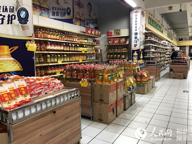 福州市罗源县金源超市主副食品货架备货充足.陈欢欢摄