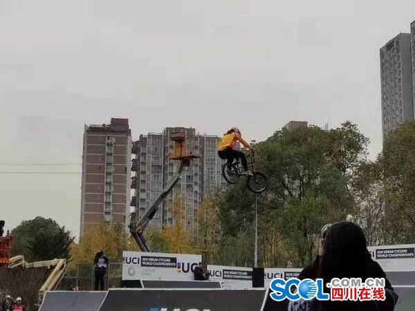 （导航广安）武胜来了一群“风一样“的女子 她们选择了小轮车上的“炫酷”人生