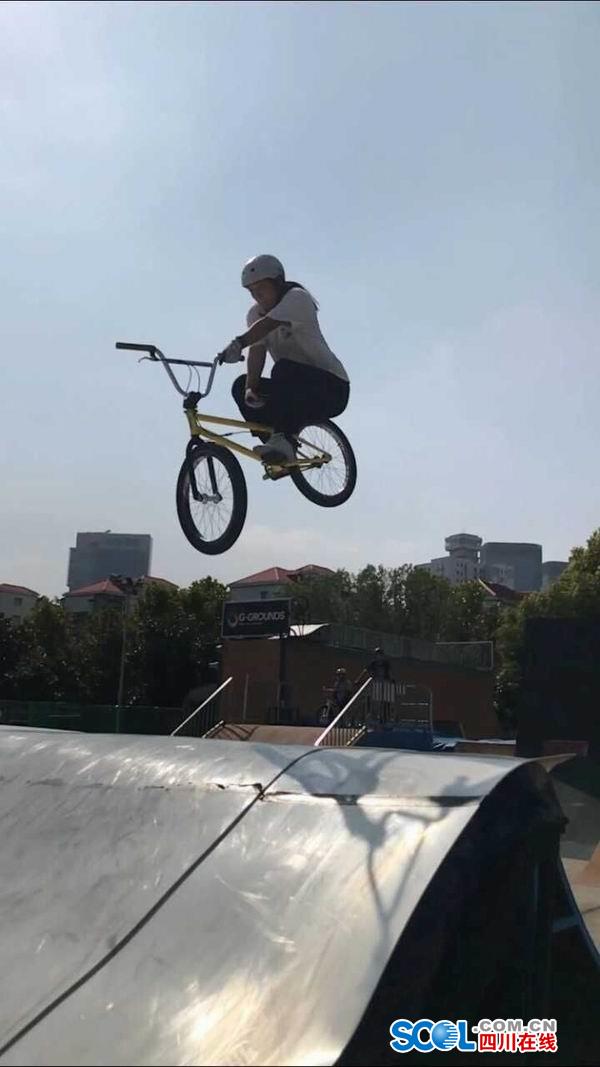 （导航广安）武胜来了一群“风一样“的女子 她们选择了小轮车上的“炫酷”人生