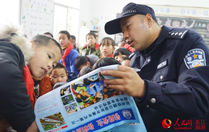 浙江三门：民警进校园开展易燃易爆宣传