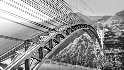 世界最大跨度铁路拱桥飞越怒江天堑