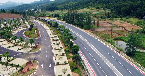 江西赣州市龙南县：把公路建成最美的风景_fororder_G105线龙南（武当）示范路