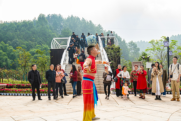 秋日盐都迎客来 四川省第十一届（秋季）乡村文化旅游节在自贡开幕_fororder_7游客观看现场表演（摄影-廖志全）