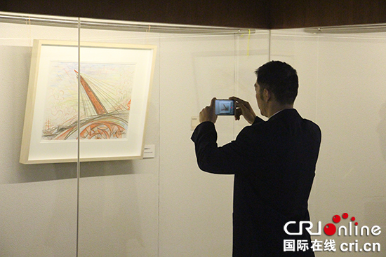 【CRI专稿 列表】感受山城“粉色的天空” 旅法画家虹鸣画展在渝开幕