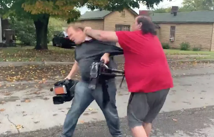 美国记者拍疫情节目时突遭红衣男子攻击 嫌犯在逃